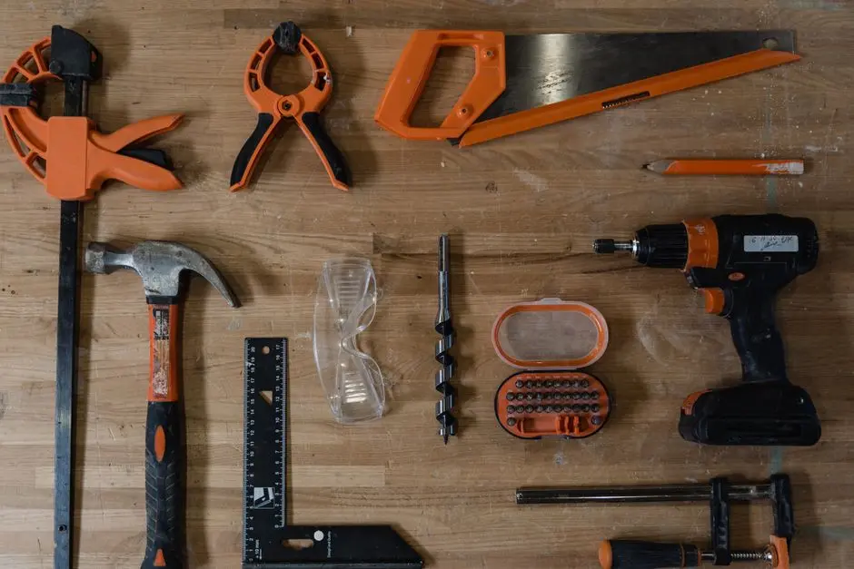 Koleksi alat dasar DIY yang tertata rapi di meja kerja